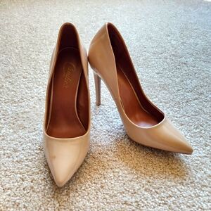 Nude pumps
